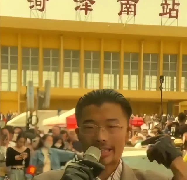 郭有才爆红很正常，他本身就是一件行为艺术作品