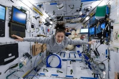 空间站中为什么会失重，失重就是“失去重量”吗？