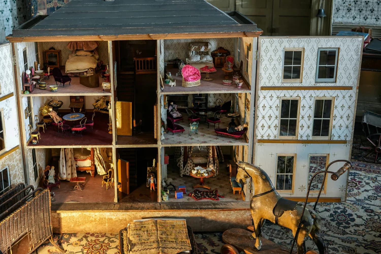 Dollhouse：微缩家具的艺术魅力