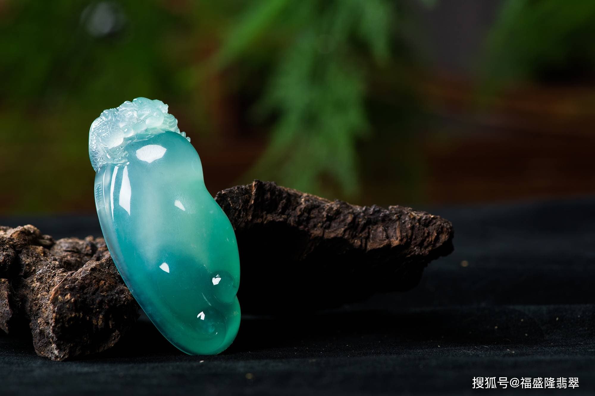 翡翠：色彩的诗篇与文化的传承