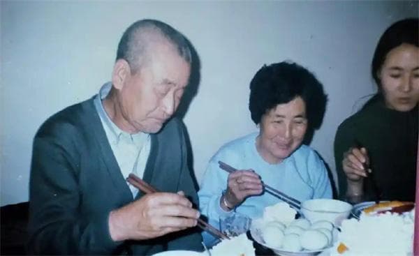女孩为奶奶写回忆录，网友：或许多年后你会庆幸那天为她停下脚步