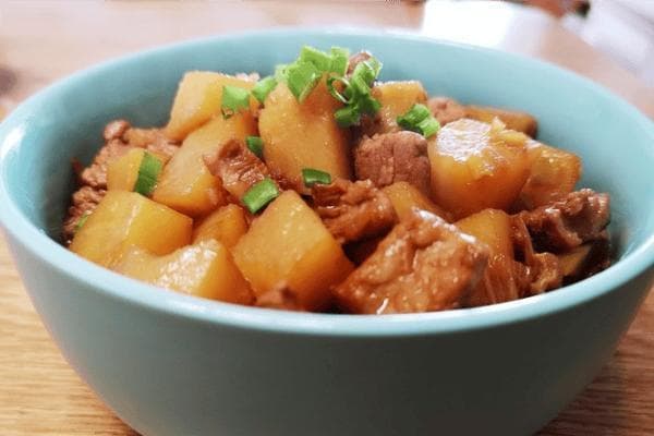 红烧牛腩是一道经典的中式菜肴，以味道浓郁而深受人们喜爱