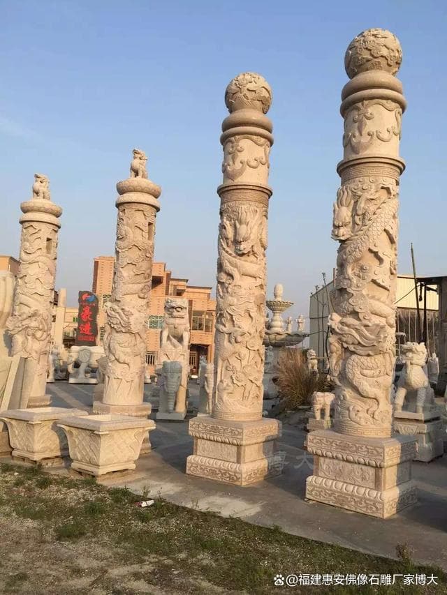 龙柱的威严：古代宫殿与现代广场的共鸣