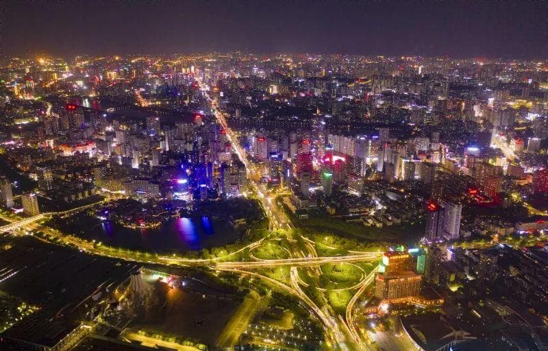 南宁成“不夜城”：夜市、演出、运动点亮城市夜生活