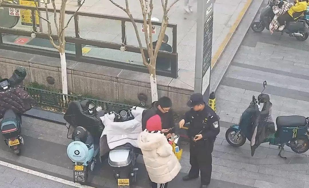 执法狂飙英语，网友：“警察叔叔英语有几级？”