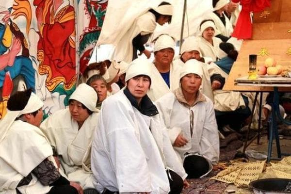 梦见别人家办丧事的深层寓意与心理解析