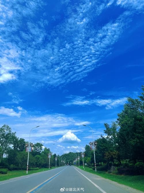 2025年，为什么天空中的白云变得与众不同？