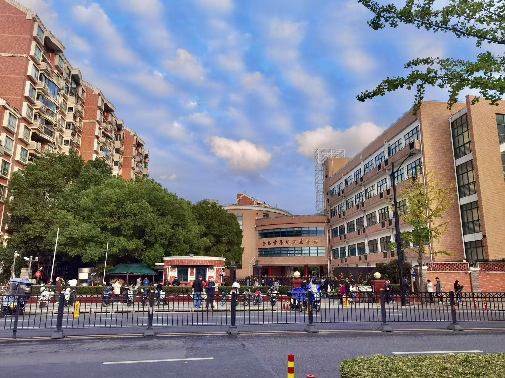 放学高峰堵得水泄不通怎么破？盛大花园小学校园门前“肠梗阻”难题有了解决方案