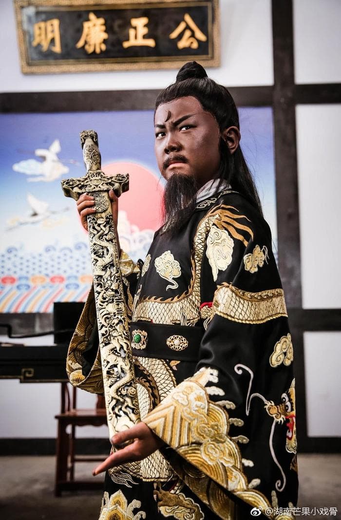 “小戏骨”版《包青天》：童真演绎经典，创新传承文化