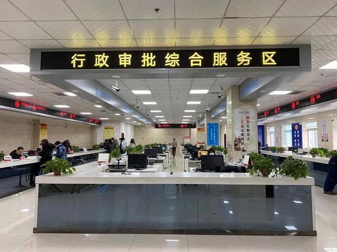 河北一行政审批局工作人员上班打游戏被举报，官方介入