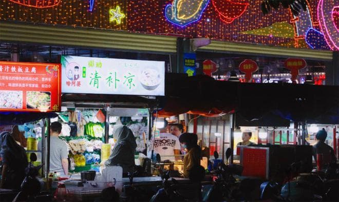 夜三亚：本地市民和外地游客都喜欢逛的夜市