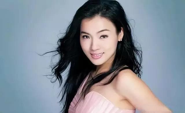陈思思：从"民歌天后"到幸福母亲，46岁依然光彩照人
