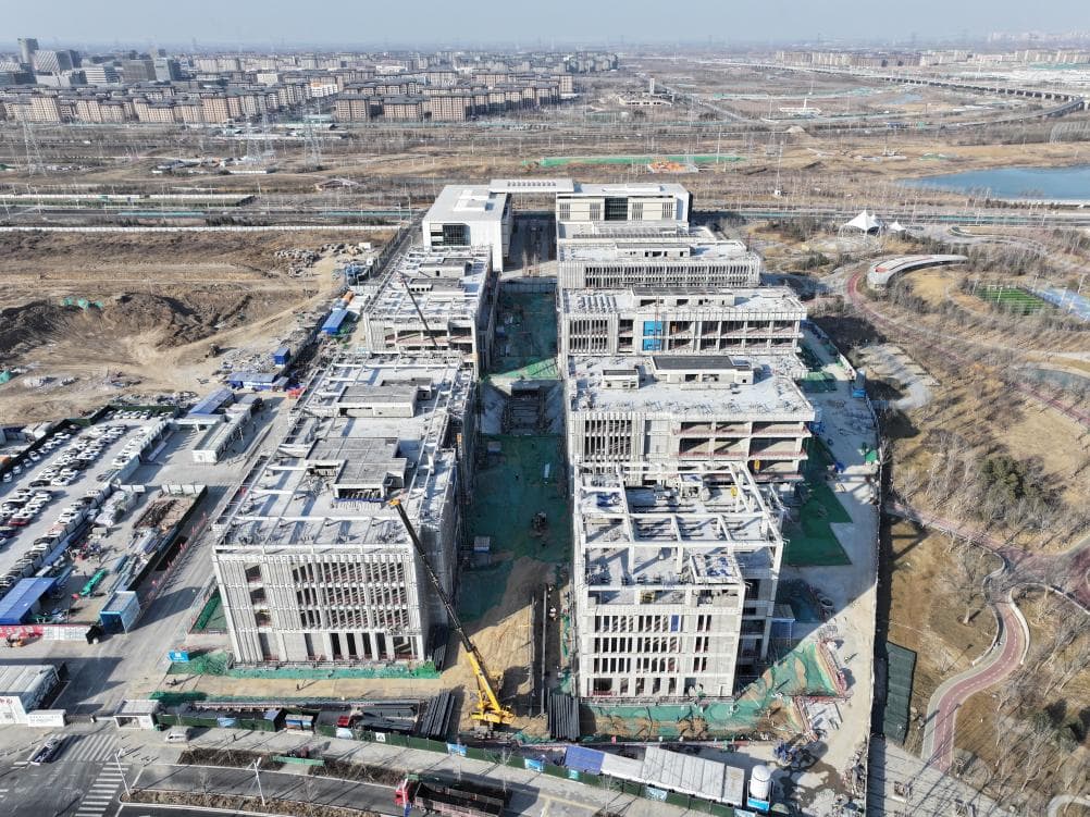 牵住承接疏解“牛鼻子” 推动城市发展上台阶——雄安新区项目建设一线观察