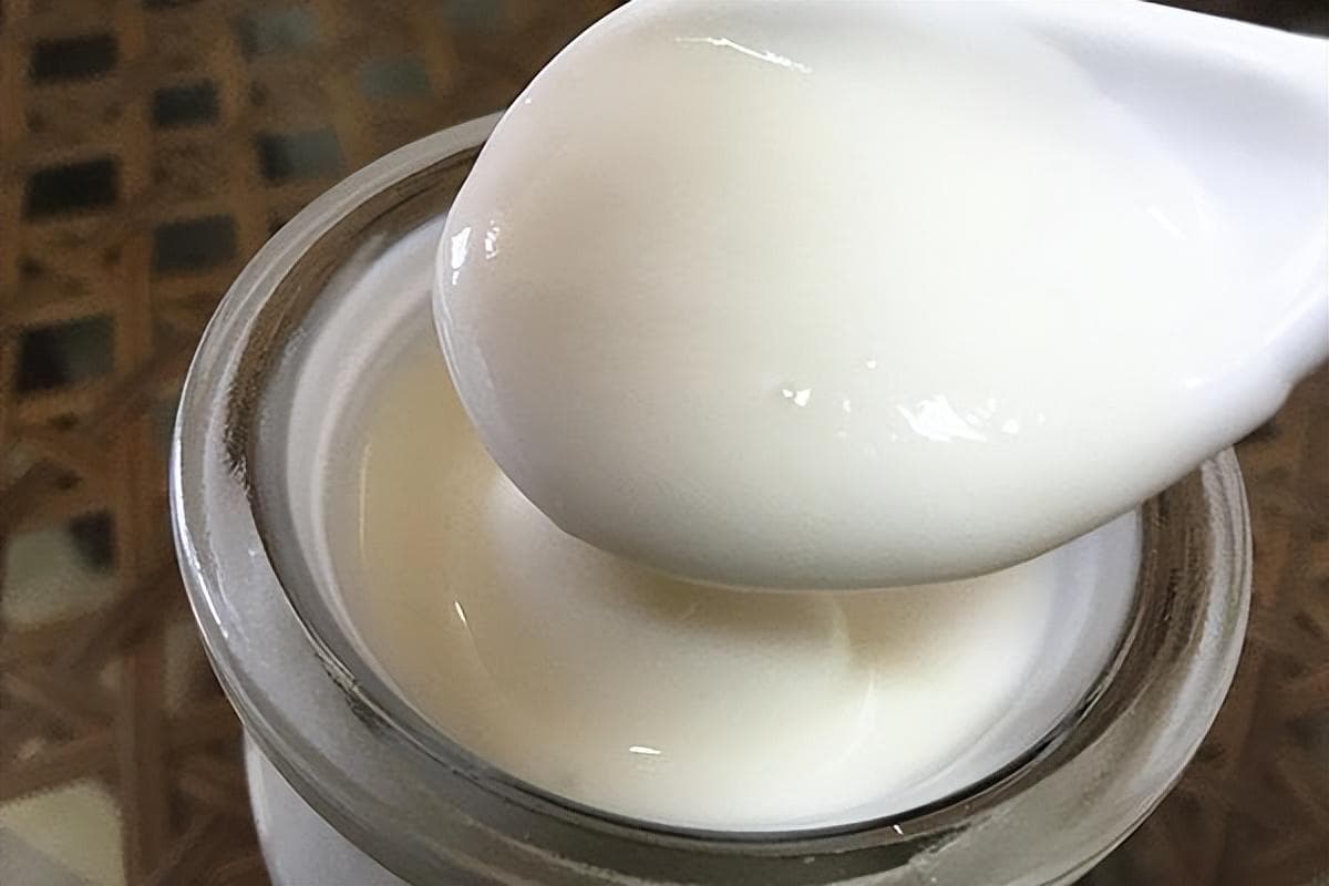 酸奶在常温下能保存多久（酸奶保质期为什么有的21天，有的却长达6个月？）