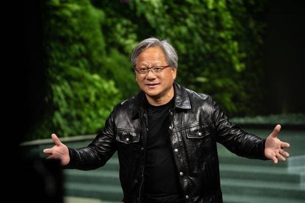 英伟达股价大跌8%，市值一夜蒸发近2万亿，AI芯片龙头何去何从？