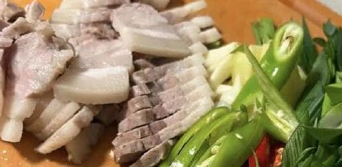 正宗回锅肉制作教程：肥而不腻，咸香适口