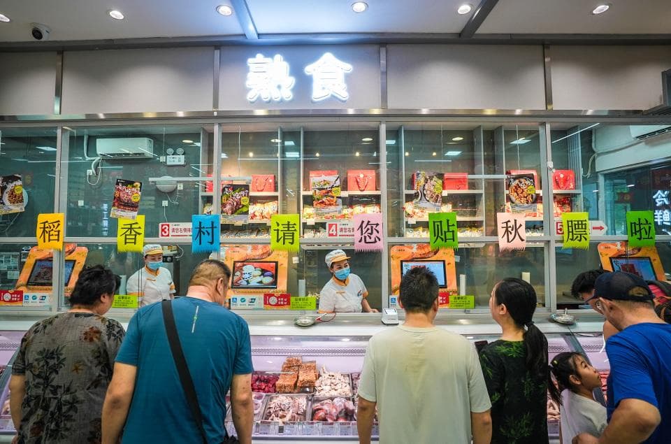 香！“贴秋膘”酱肘子怎么做出来的？来老字号食品厂一探究竟