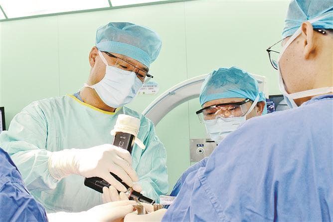 “私人订制”关节置换 助双腿变形阿姨摆脱腿痛顽疾