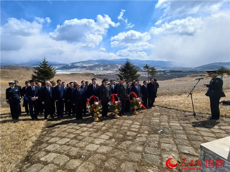 青山埋忠骨 史册载功勋