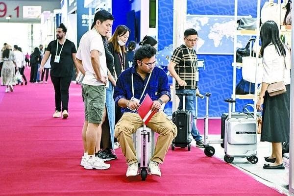 “代步神器”电动行李箱流行有隐忧，如何平衡便利与安全？