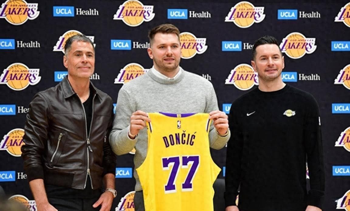 NBA近期关键事件：巨星转会、里程碑时刻与交易狂潮