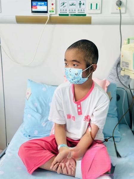 哥哥摆摊卖扇子给妹妹治病 9岁女孩瑶瑶骨髓移植成功