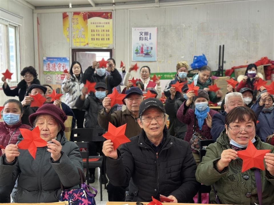 武汉青山钢花村街道：剪纸送福写春联，热热闹闹迎新年