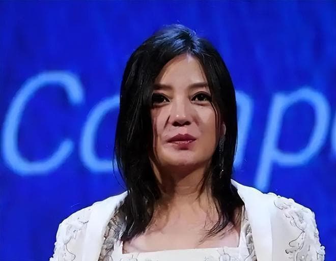 赵薇悼念琼瑶引热议：复出信号还是真情流露？