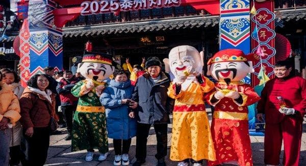 泰州海陵：“非遗版春节”红红火火，消费市场“热气腾腾”