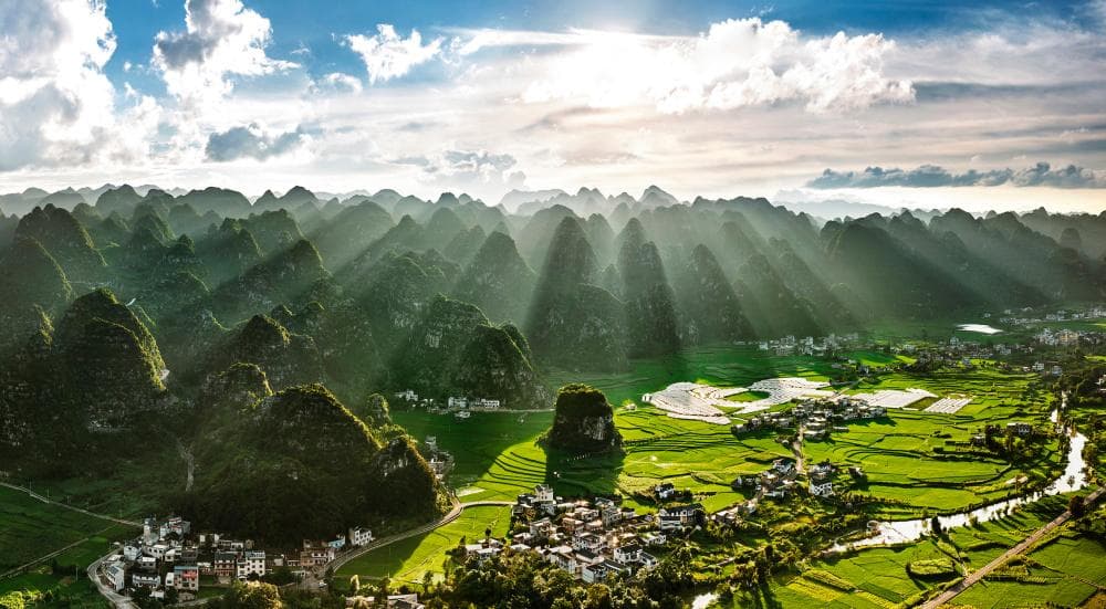 “黄小西吃晚饭”走向全国，这个春天贵州多景区游人如织