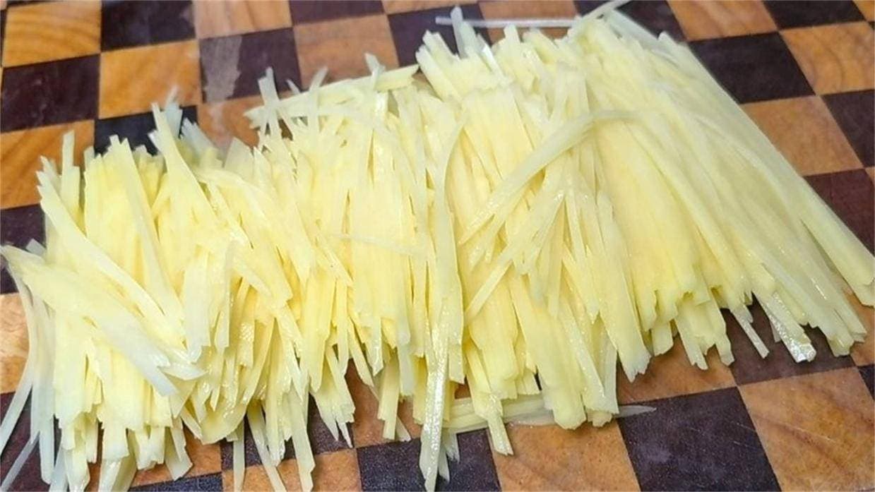 饭店土豆丝切法大揭秘：这样做再也不怕粘刀！