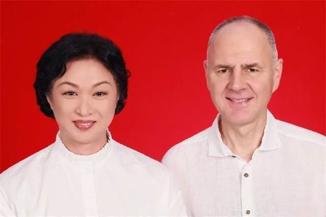 金星复婚背后：一段跨越偏见的现代婚姻