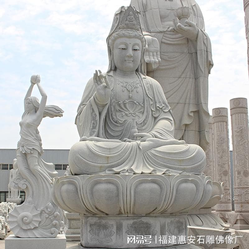 石雕观音菩萨合十手势：佛法智慧的象征