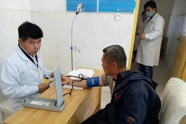 血压高不高，身体有信号？医生：患上高血压的人，通常有4个异样
