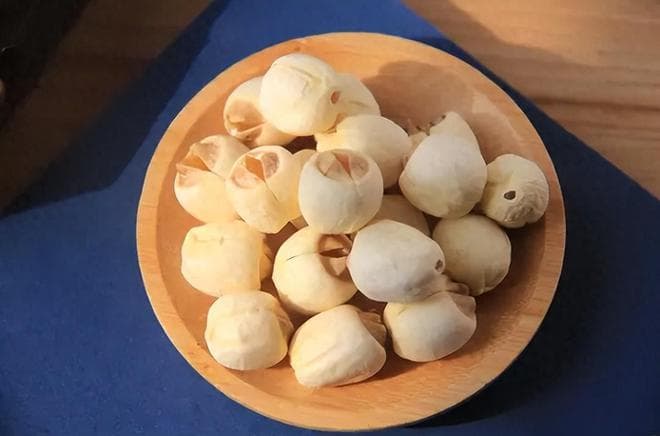 莲子到底是升血糖还是降血糖？糖尿病人能吃吗？医生一文告知