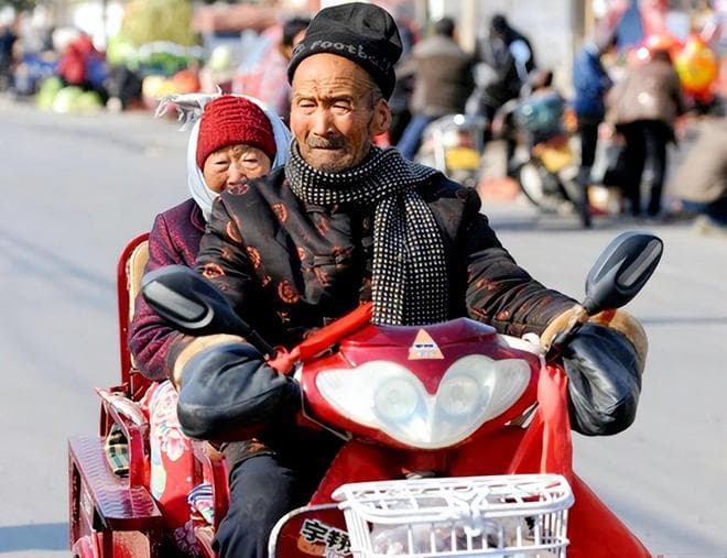 公安部新规：2025年1月起施行！60岁以上老年人可驾驶八种电动车