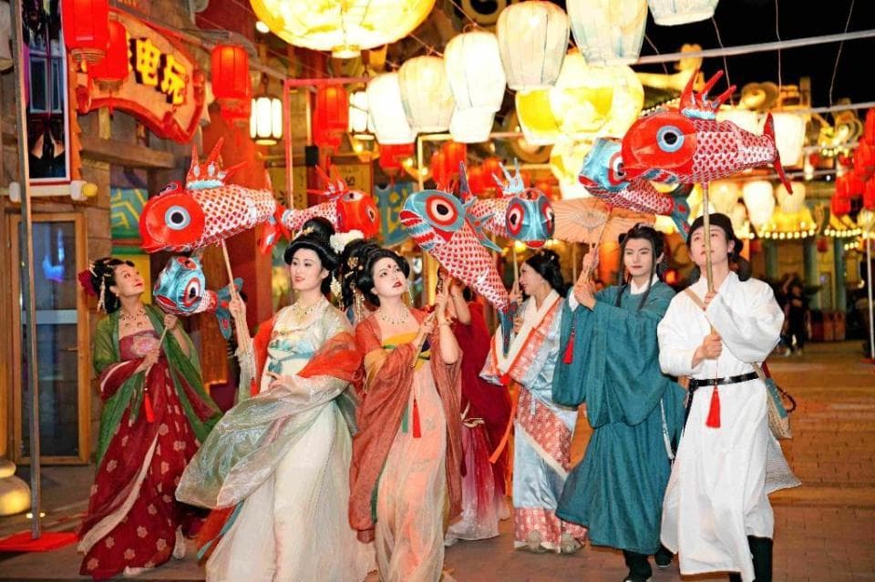 舞狮、打铁花、花灯巡游……古镇、景区年味渐浓