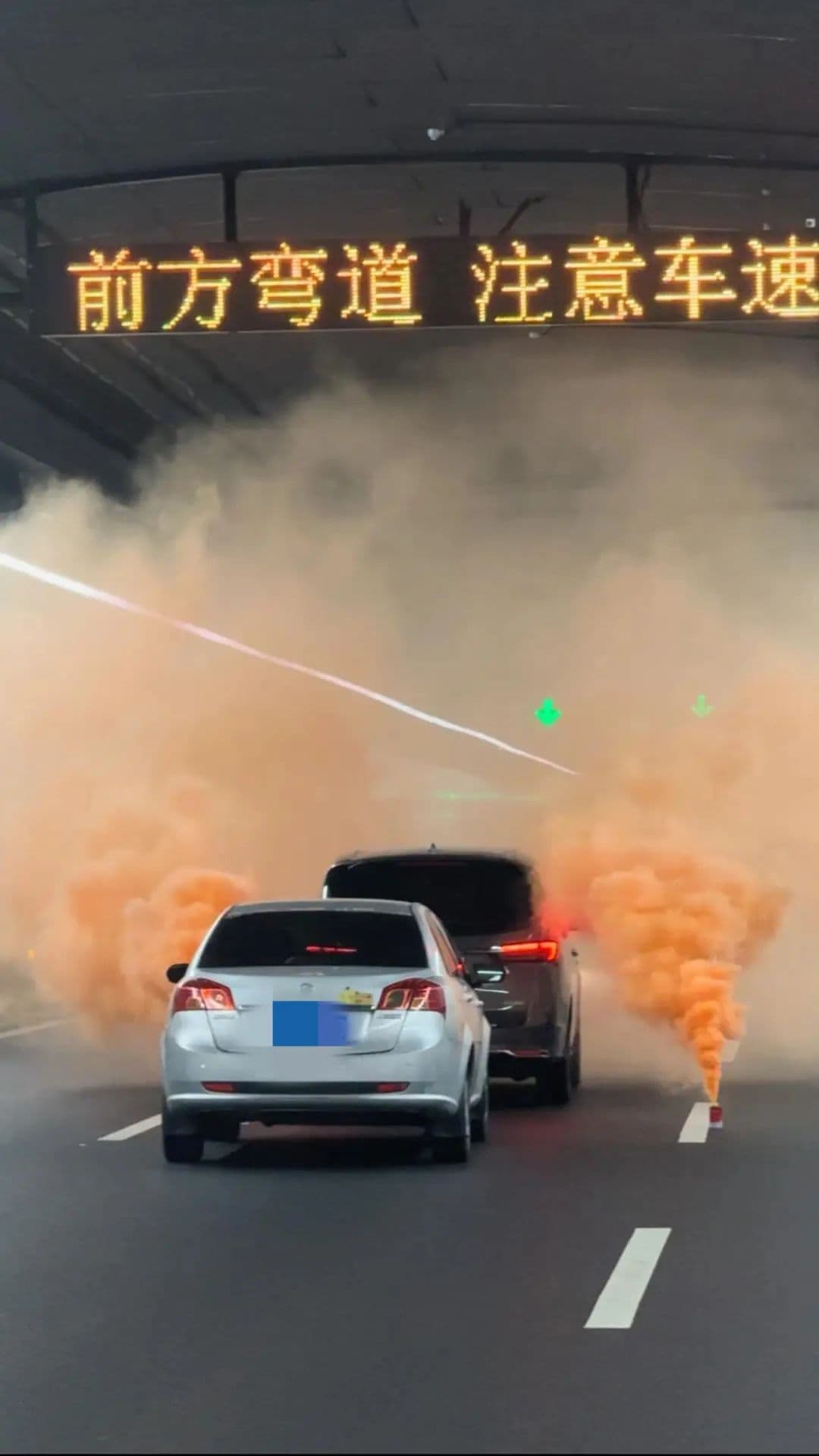 浓烟瞬间笼罩！车辆隧道内突发自燃，怎么办？做好这三步，关键时候能救命！
