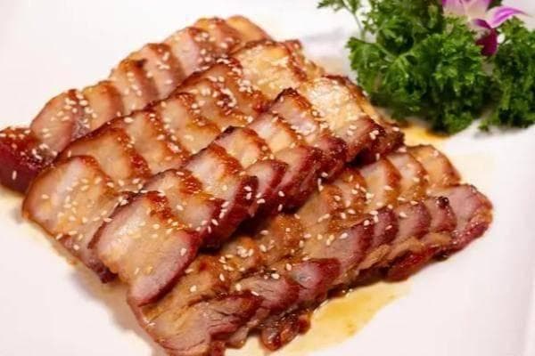 广式叉烧肉，以色泽红亮、外脆里嫩、咸甜适中，深受食客们的喜爱