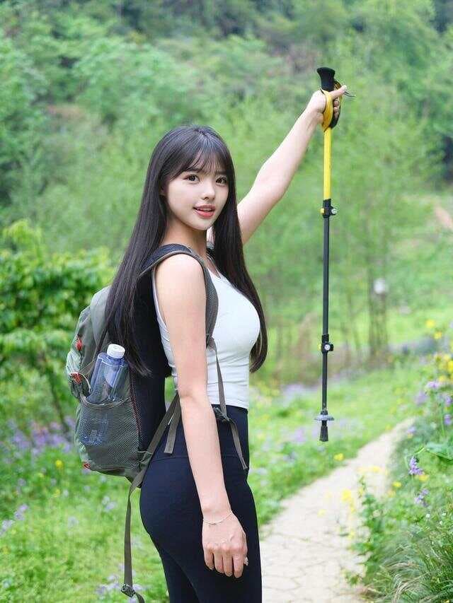 爬山徒步拍照，8个动作，拍出松弛好看的户外美照