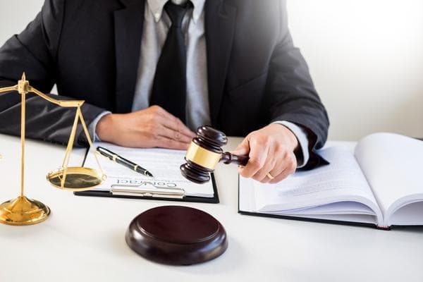 律师如何为杀人犯辩护：法律程序与道德界限的博弈