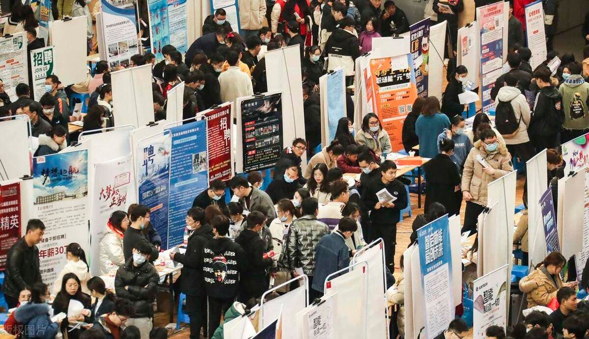 1222万毕业生即将涌入社会，老一辈不退，年轻人咋办？