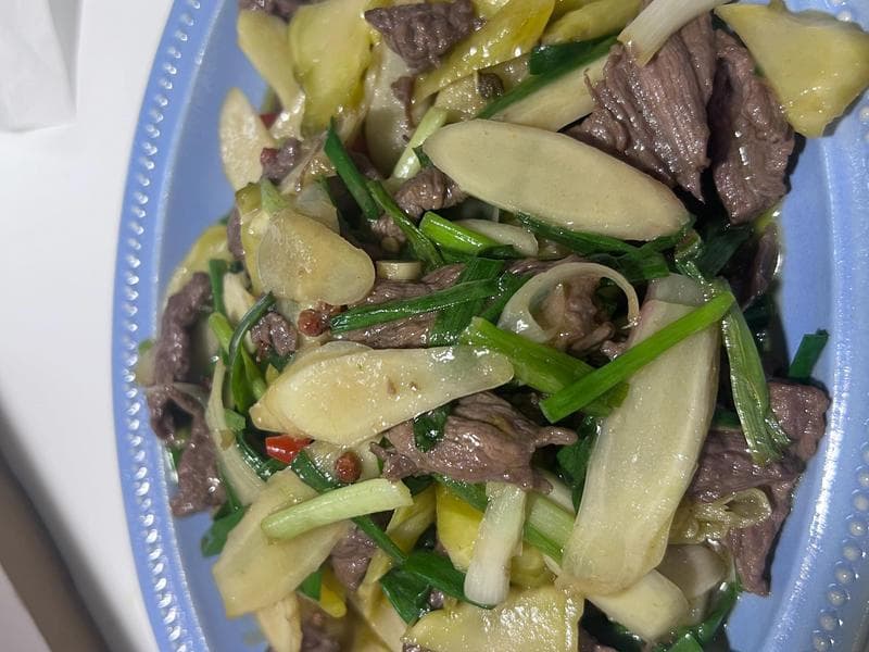 小丫教你创意炒牛肉，周末厨房大挑战！