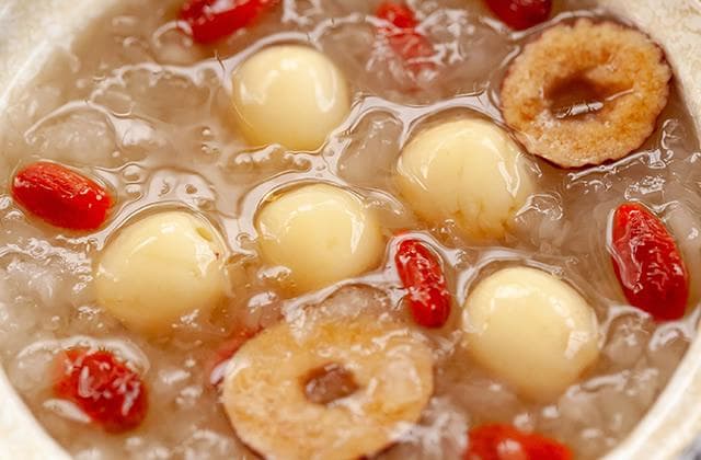 银耳羹食用指南：何时吃、能否隔夜、天天喝是否合适