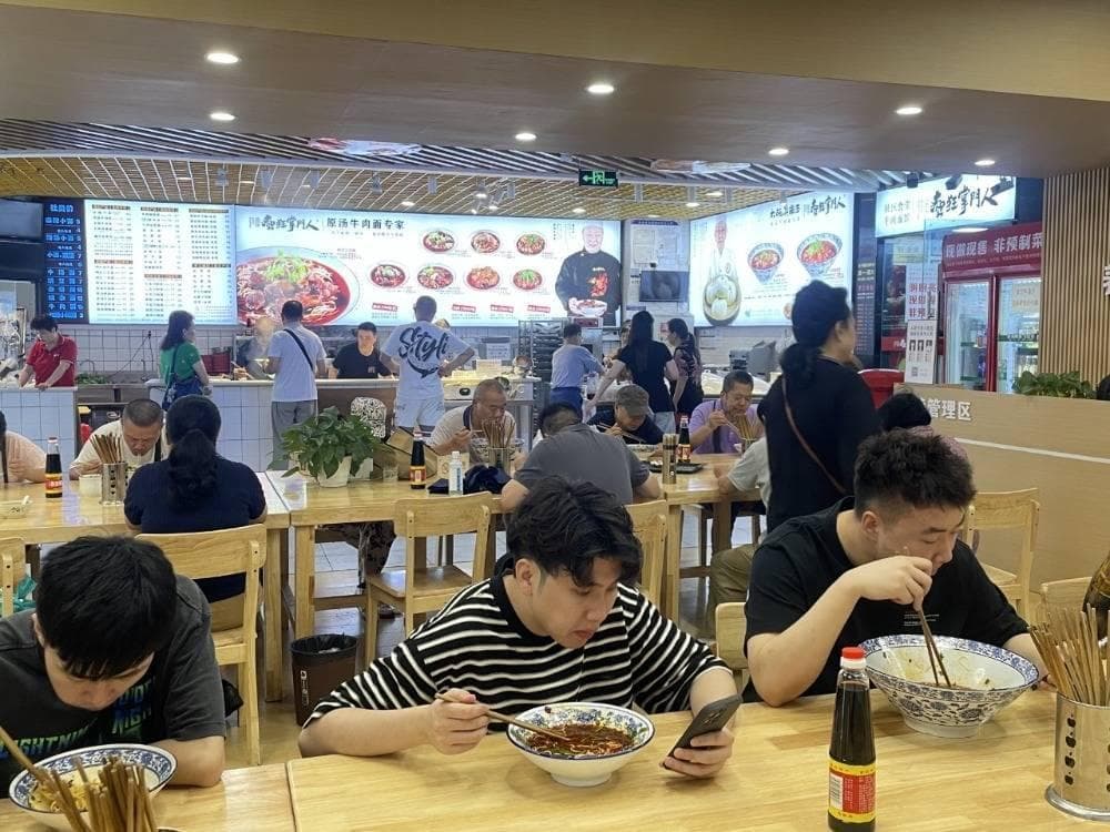 重庆三家社区老年食堂的盈利之道：从网红面馆到多元经营