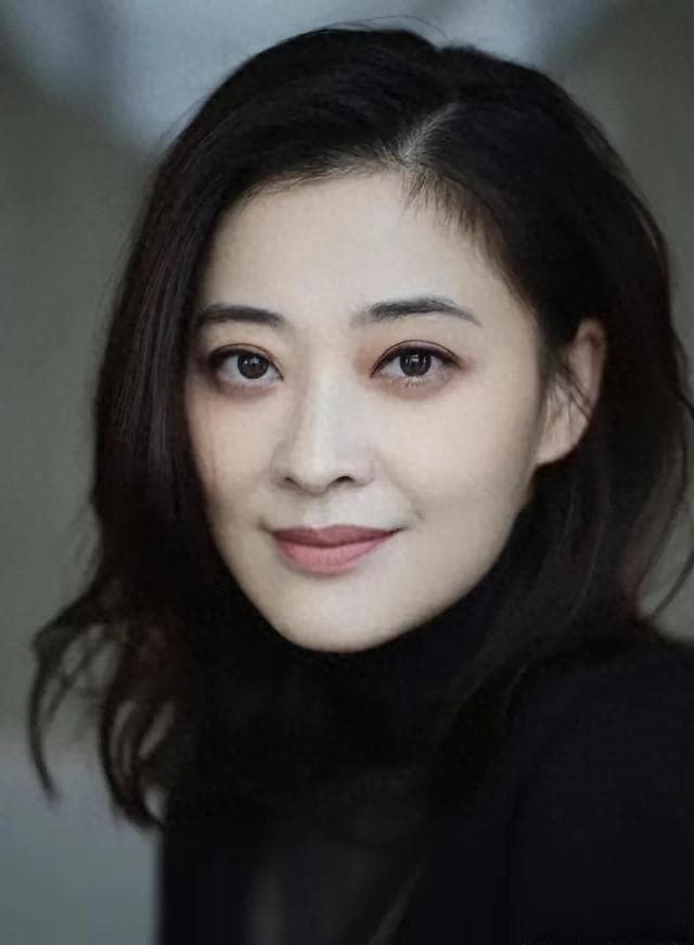 “最蠢”演员梅婷：闪婚2次，倒贴全部身家，如今逆袭享百亿资产