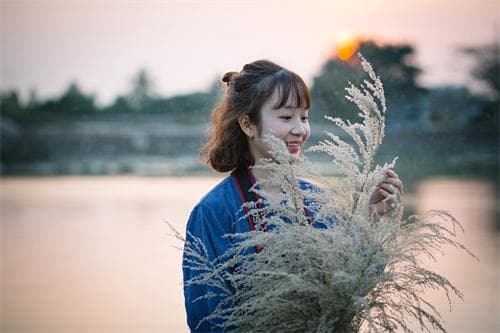 工作防小人，感情多沟通：2025年属蛇女运势全解