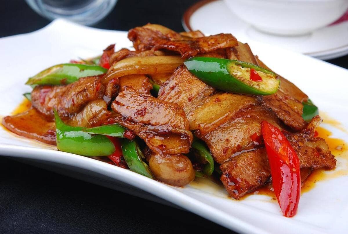 五分钟学会回锅肉，肉片鲜香，青蒜与辣酱完美融合