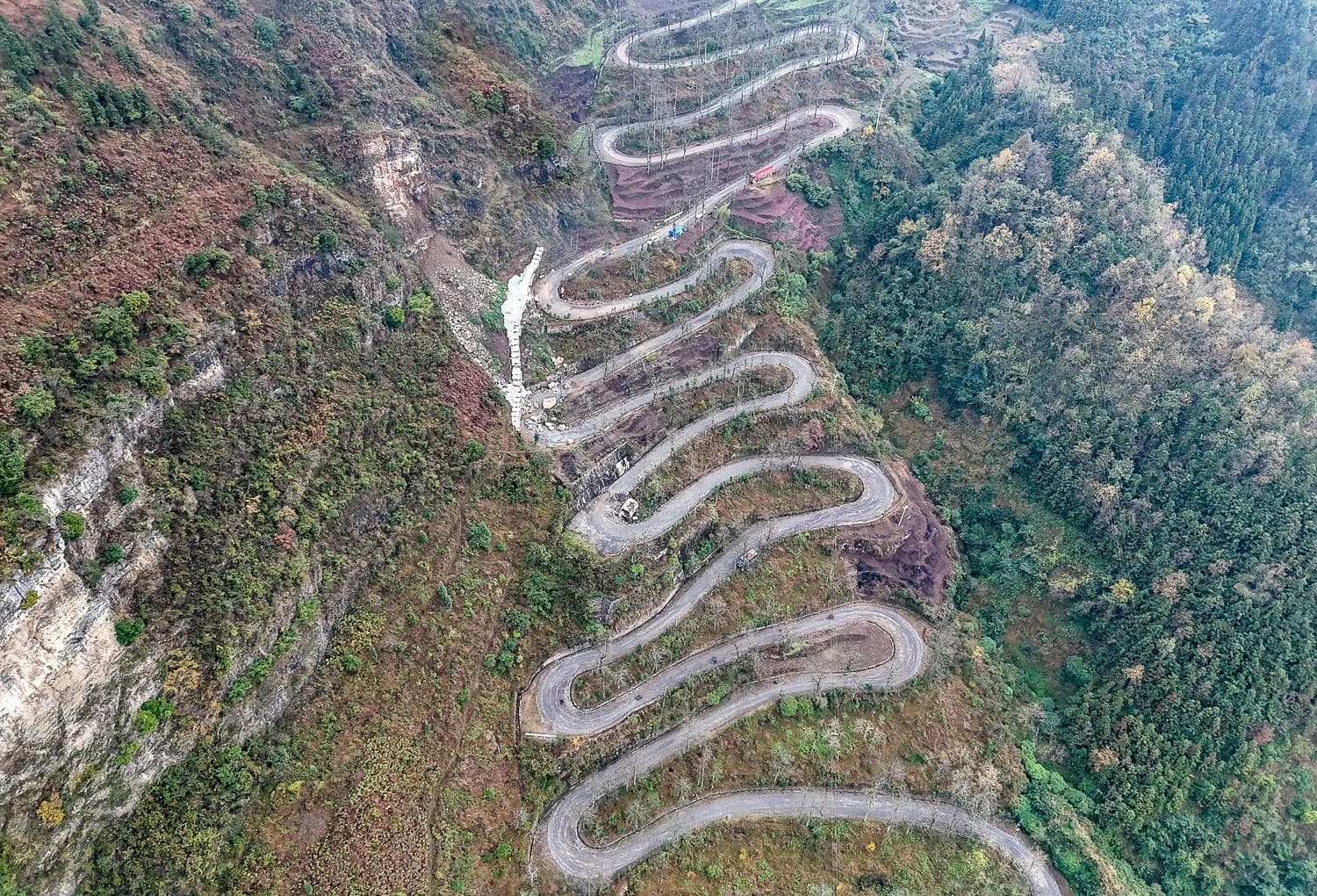 走进阳光黔西南，打卡二十四道拐，重温抗战生命线的辉煌