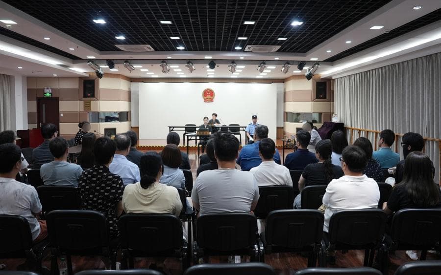 对物业不满意能拒交物业费吗？物业公司将业主告上法庭，社区巡回审判生动普法